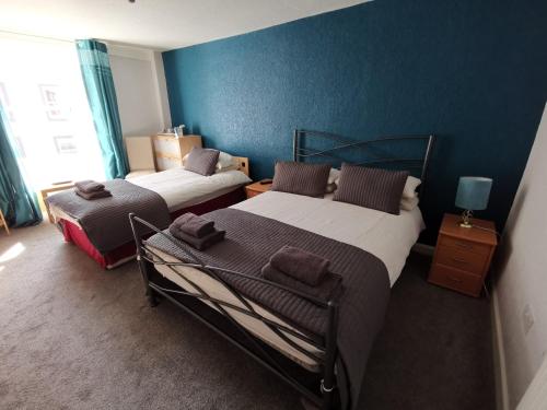 1 double bed, 1 twin bed