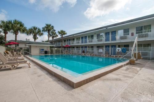 Úszómedence, Motel 6 Kissimmee, FL - Orlando in Disney főbejárat – Celebration