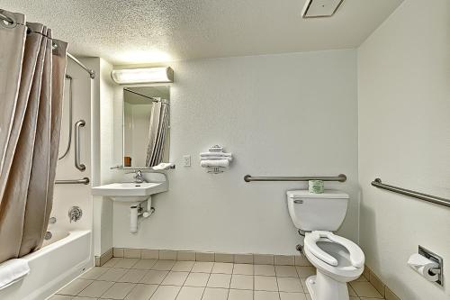 Bathroom, Motel 6-Glenview, IL - Chicago North in North O'Hare