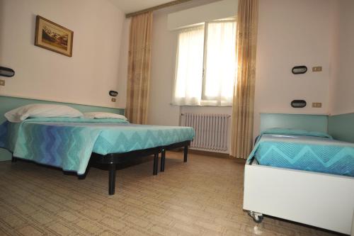2 queen beds, 1 twin bed