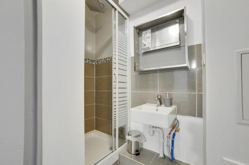 Bathroom, Chic and spacious apart with parking in Montmagny
