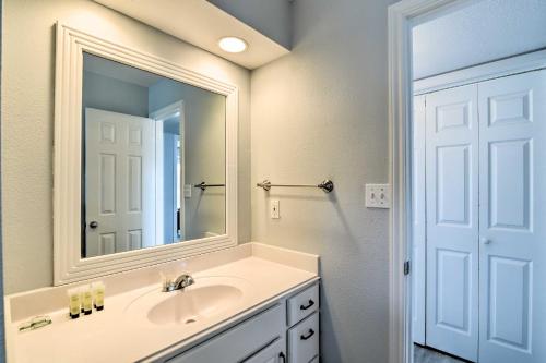 Oceanfront Galveston Home - Walk to Beach! - image 12