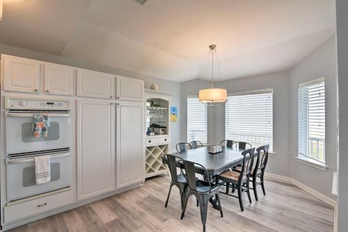 Oceanfront Galveston Home - Walk to Beach! - image 12