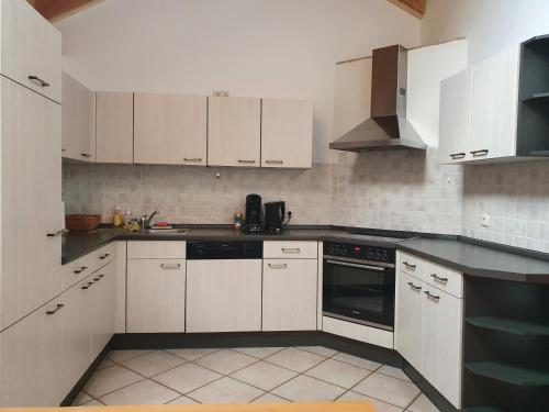 廚房, Ruhige Lage - USt ausweisbar - Netflix - YouTube Premium - Bosch Wasc in 濱湖瓦京