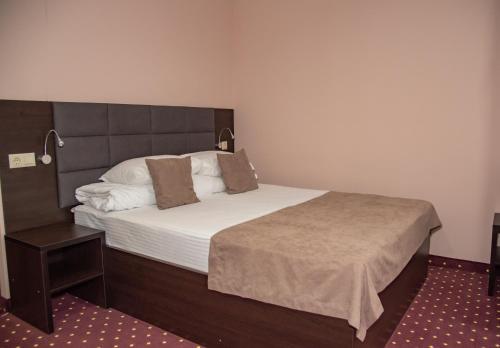 1 queen bed, 1 sofa bed