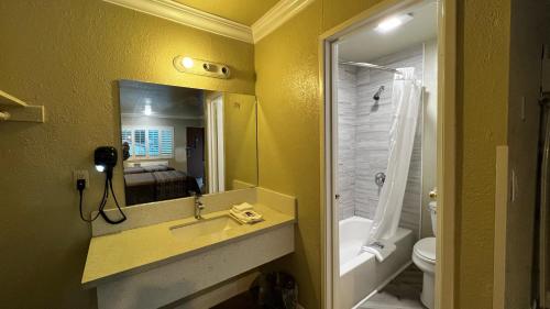 New American Inn & Suites - image 2