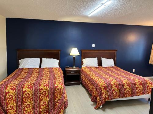 3 queen beds