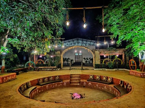 ปุษปะ วาฏิกา รีสอร์ต แอนด์ ลอว์น (Pushp Vatika Resort and Lawns) in ปันเวล