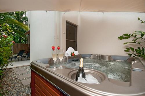 One-Bedroom Apartment with Pool Access and Hot Tub image 3