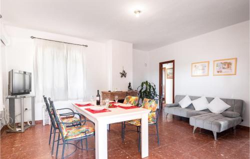  Amazing home in Sanlucar La Mayor with WiFi, 3 Bedrooms and Outdoor swimming pool in Sanlúcar la Mayor