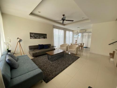 Laguna beach townhouse conner with garden