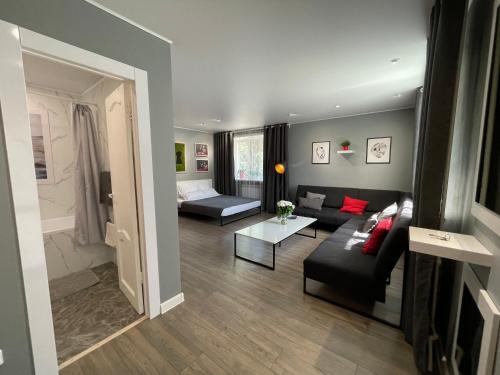 Квартира-студия с отдельным входом с гостиничным сервисом, с белым постельным in Petropavlovsk