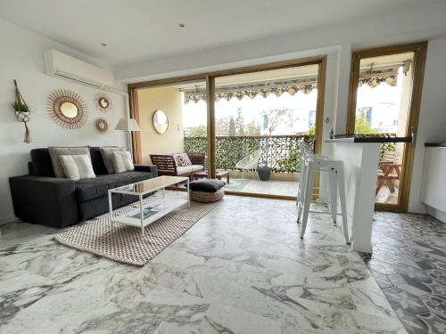 Amazing Studio Cannes Center - Tap to explore photos