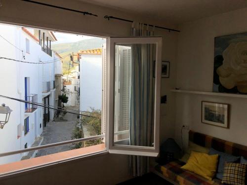  Bright Breezy Holiday Flat for tranquility and refuge and joy in Cadaqués