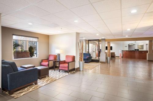 Comfort Suites Forsyth near I-75 - image 8