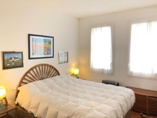  Bright Breezy Holiday Flat for tranquility and refuge and joy in Cadaqués