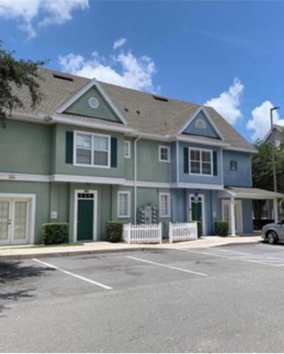 20 minutes to Disney. 4BR, 3BTH. Beautiful and cozy townhouse. All amenities of a resor.