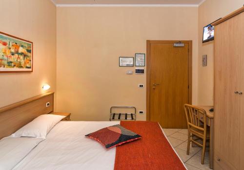 Hotel Astor Room Type - Double or Twin Room with Shared Bathroom