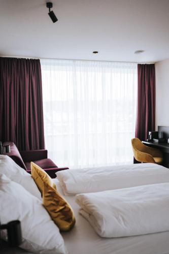 1 queen bed, 1 sofa bed