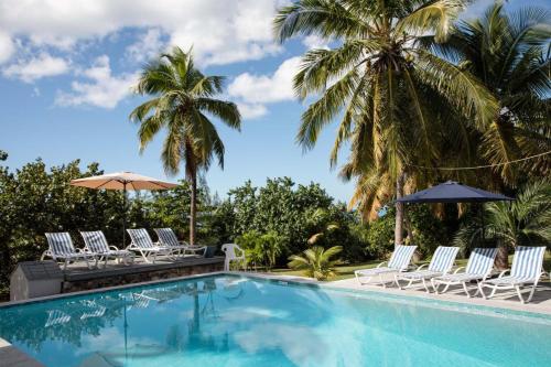 The Sunset Cove And Rainbow Room in Alice Town (Central Eleuthera)