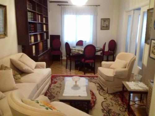 George apartment, Atény