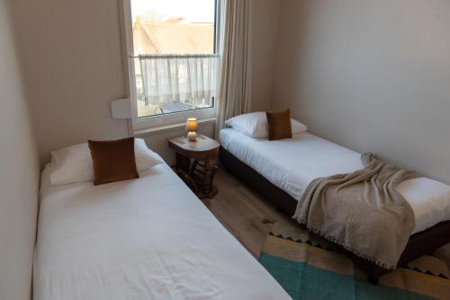 2 twin beds