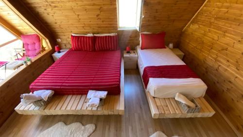 1 double bed, 1 twin bed