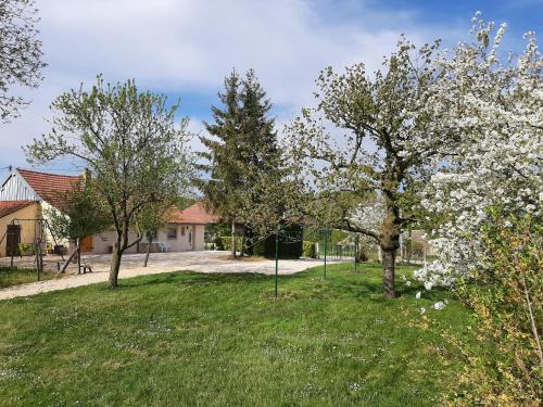 Сад, Gîte Les Grands Prés (Gite Les Grands Pres) in Шарет-Варен