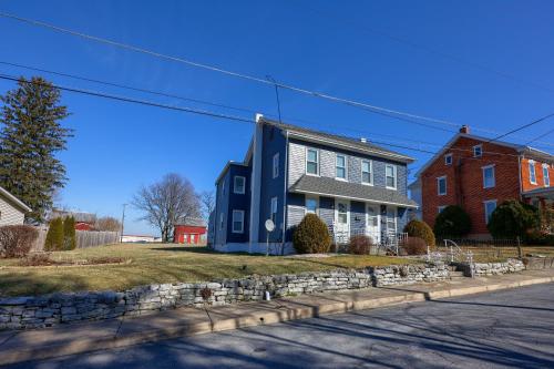 2-Bedroom House w/Large Outdoor and Firepit!