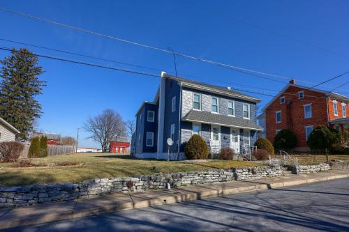 2-Bedroom House w/ Large Outdoor and Firepit!