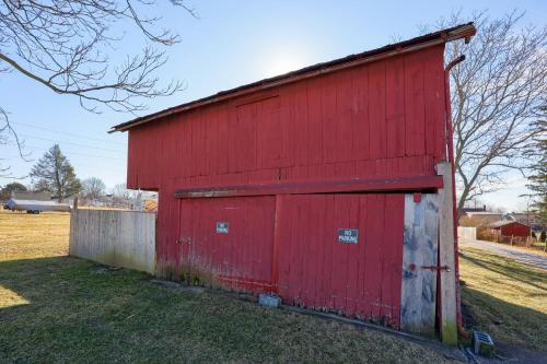 2-Bedroom House w/ Large Outdoor and Firepit!