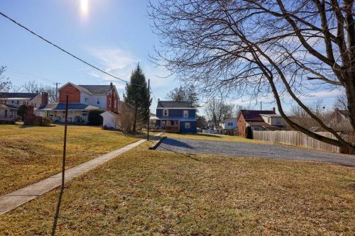 2-Bedroom House w/ Large Outdoor and Firepit!