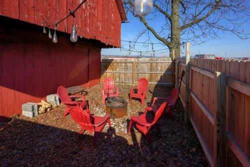 2-Bedroom House w/ Large Outdoor and Firepit!