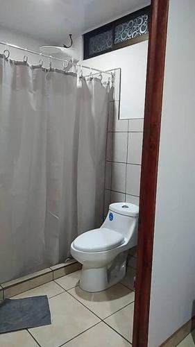 ห้องน้ำ, Hospedaje Rio Celeste Katira, Habitacion privada in กัวตูโซ