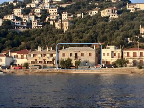 GRAND Boutique Studios, Afissos