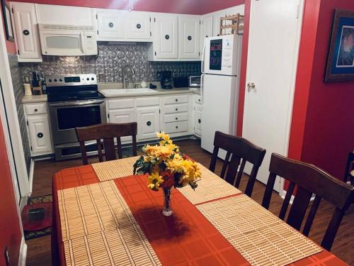 Family Friendly Downtown Home - Private Yard & Grill - Location, Location, Location!