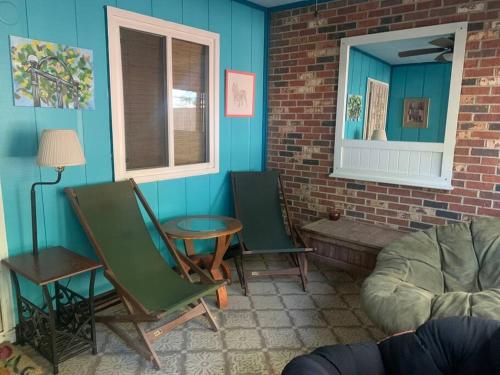 Family Friendly Downtown Home - Private Yard & Grill - Location, Location, Location!