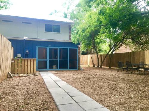 Family Friendly Downtown Home - Private Yard & Grill - Location, Location, Location!