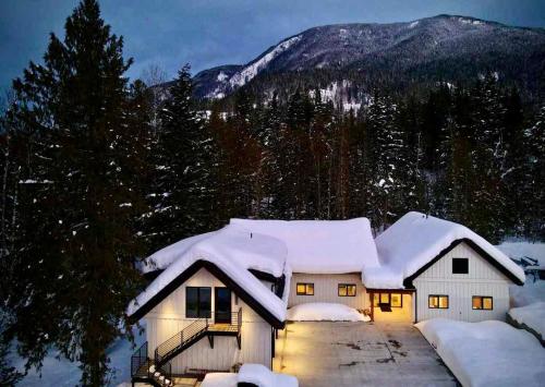 Revelstoke Modern Farmhouse - Accommodation - Revelstoke