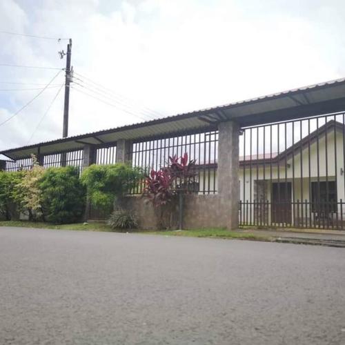 Elegant Villa in La Fortuna with spacious backyard plus very private pool & parking, Fortuna (foto 6)