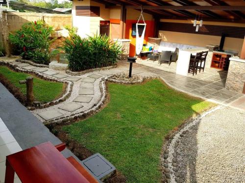 Elegant Villa in La Fortuna with spacious backyard plus very private pool & parking, Fortuna (foto 10)