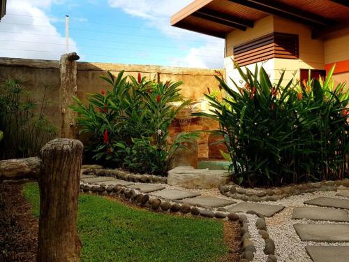 Elegant Villa in La Fortuna with spacious backyard plus very private pool & parking, Fortuna (foto 7)
