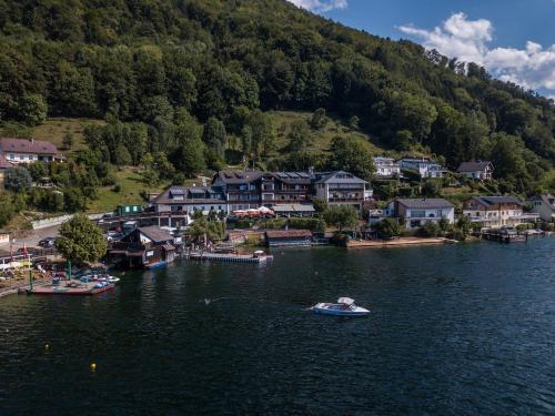 Landhotel Grünberg am See - Hotel - Gmunden