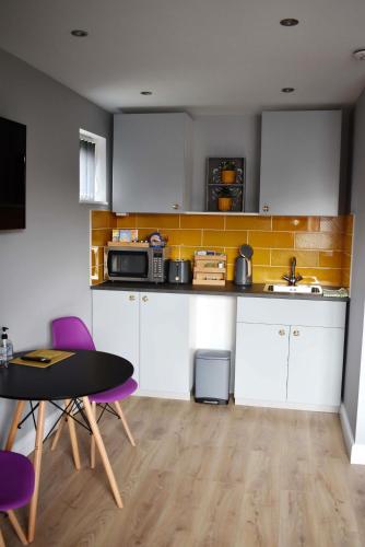 Modern Luxury 1 bed apartment with parking near Stansted Airport