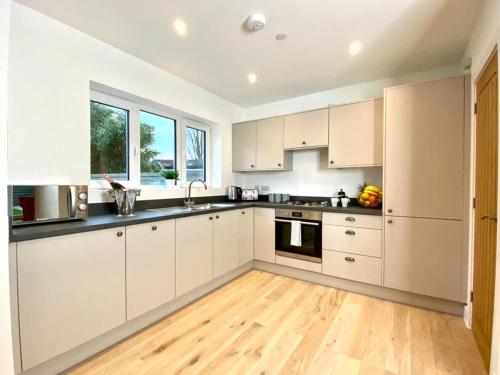 NEW Beautiful Large 3 bedroom House - 5 Minutes to the nearest Beach! - Great Location - Garden - Parking - Fast WiFi - Smart TV - Newly decorated - sleeps up to 7! Close to Poole & Bournemouth & Sandbanks