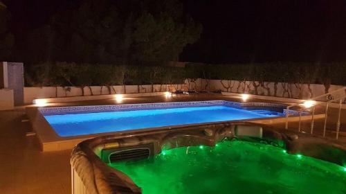 Heatable pool and hot tub,games room, snooker, gym,near beach! gîte à louer Azinhal