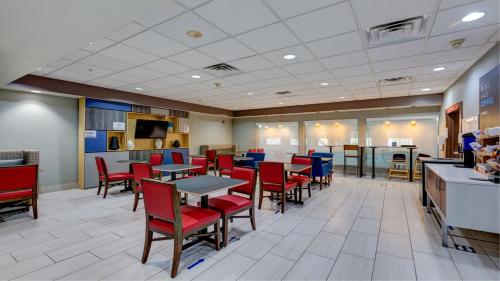 Holiday Inn Express & Suites Ashtabula-Geneva