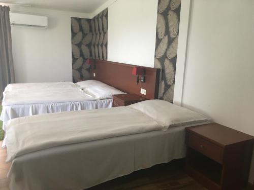 4 twin beds, 1 sofa bed