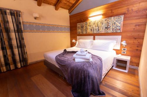 1 king bed, 2 sofa beds
