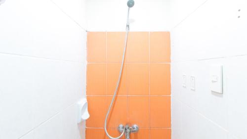Bathroom, RedDoorz Hostel @ Molino Beach Resort in Iba